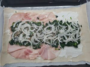 Zwiebelringe auf den Mangold