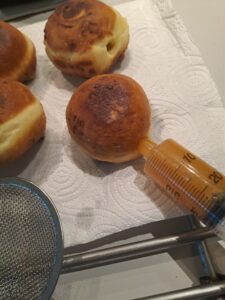 Faschingskrapfen mit Marmelade füllen