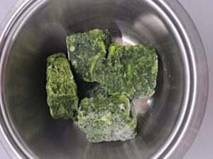 tiefgefrorenen Spinat in den Topf