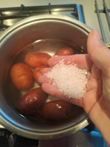 grobes Salz ins Kartoffelwaser