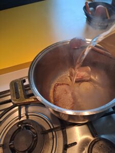 mit heißem Wasser ablöschen