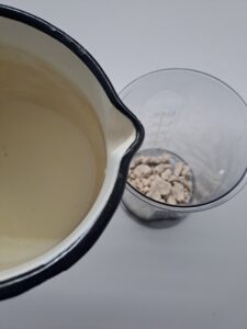 lauwarme Milch zur Hefe