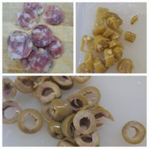 Kombination aus Salami, Oliven und eingelegte Peperoni