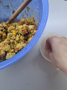 mit nassen Händen Knödel formen