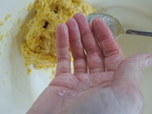 nasse Hand zum Kneten des Teiges