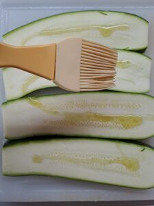 rohe Zucchini einseitig einölen