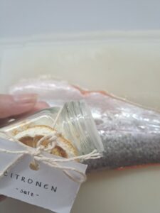 Zitronensalz auf Hautseite