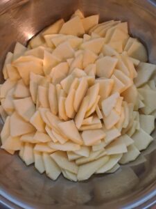 Äpfel komplett in der Kasserole ausgelegt