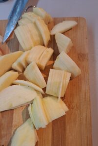 Äpfel geschält und geschnitten