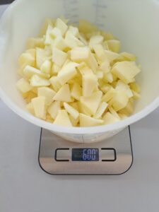Äpfel geschält und geschnitten