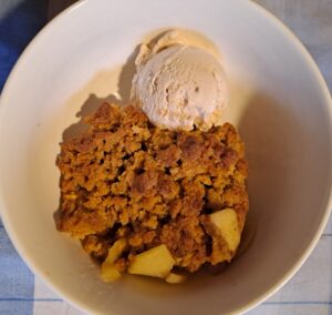 Apple crumble mit Nußeis