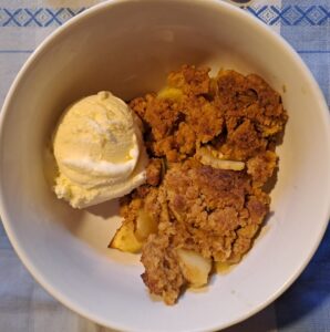Apple crumble mit Vanilleeis