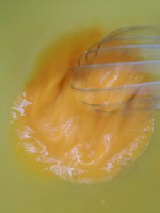Eier mit dem Schneebesen verquirlen