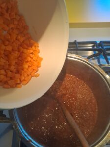 Karotten zur werdenden Bolognese Sauce