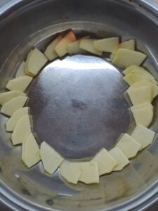 Kasserole mit Äpfeln auslegen