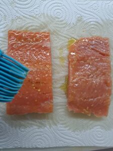 Lachsfilets einpinseln