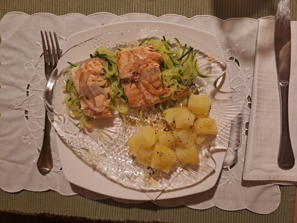 Lachs mit Gemüse angerichtet