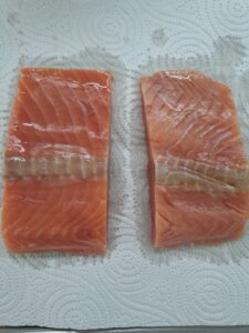 Lachsfilets ohne Haut gewaschen und entgrätet