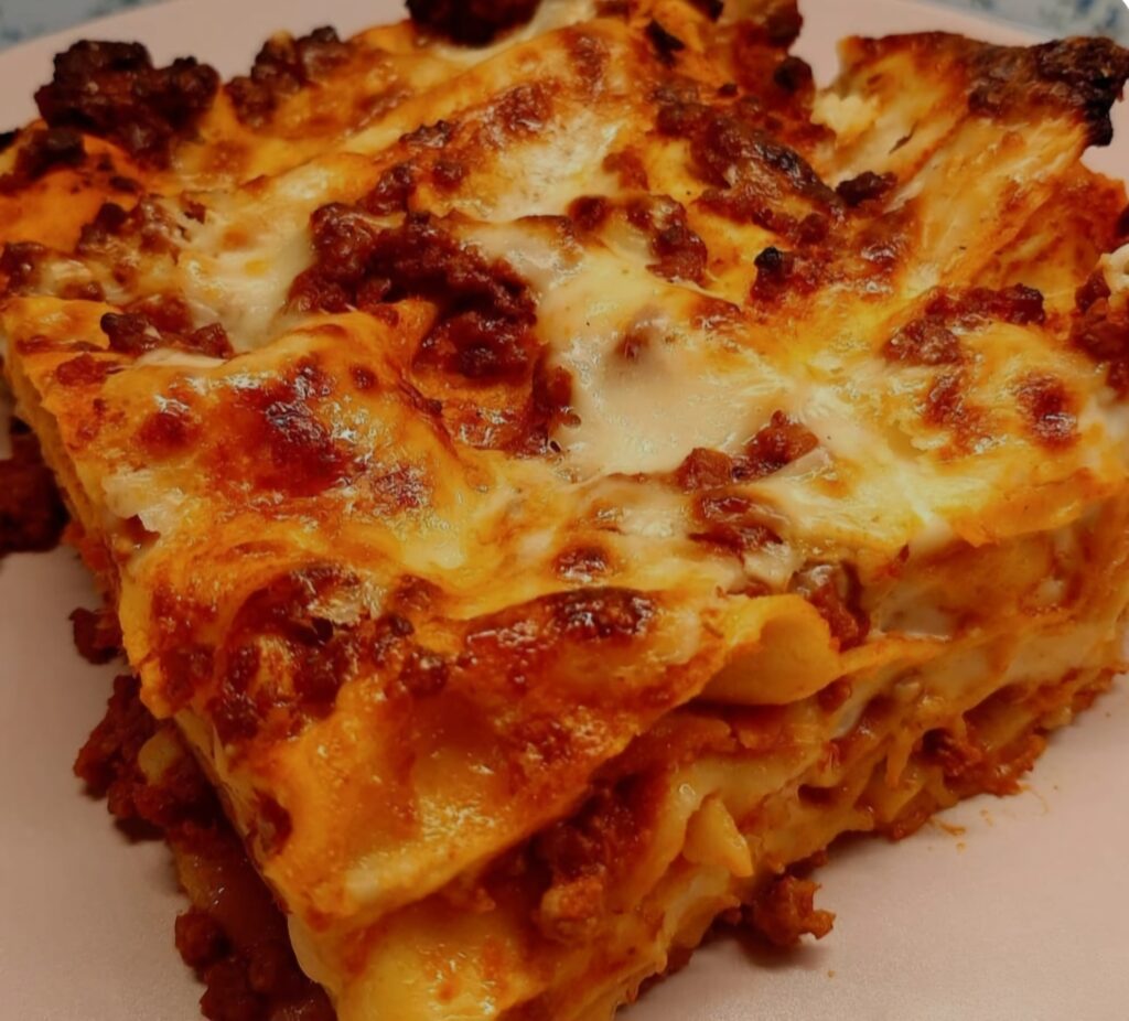 Lasagne mit Bolognese Sauce angerichtet