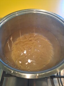 Maccheroni in Salzwasser kochen