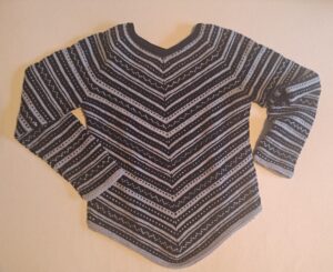 von oben zweifarbig gestrickter Raglan-Pullover