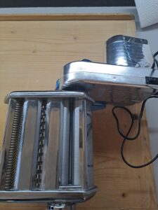 Nudelmaschine auf Nudelbrett vorbereitet