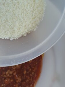 Parmesankäse darauf verstreuen