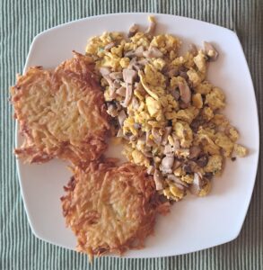 Rührei mit Champignon angerichtet