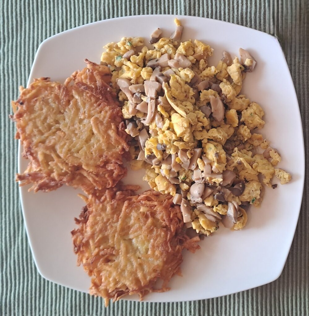 Rührei mit Champignon angerichtet