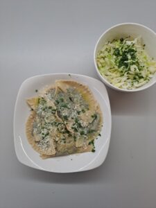 Schlutzer mit Krautsalat serviert