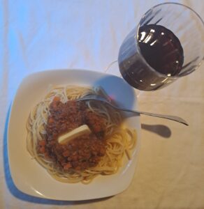 Spaghetti Bolognese angerichtet mit Butter