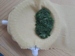 Form mit Teig und Fülle belegt