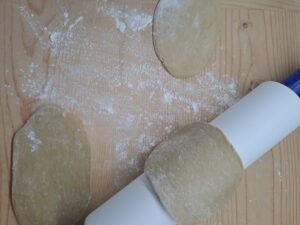 Teigstücke händisch vor-aus-rollen