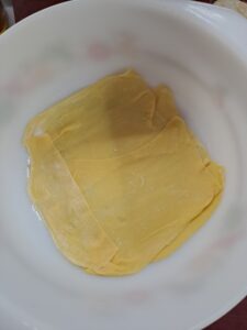 Teigblätter großzügig auslegen