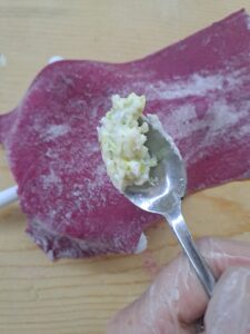 Gorgonzolafülle zur Hälfte gefüllter Teelöffel