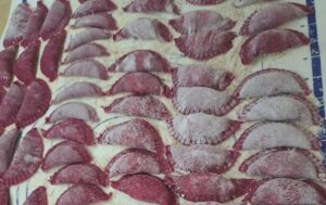 fertig vorbereitete Teigtaschen mit Gorgonzolafüllung