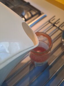 Tomatensauceglas ausschwänzen