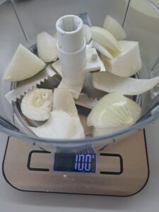 Zwiebel und Knoblauch kleinhacken