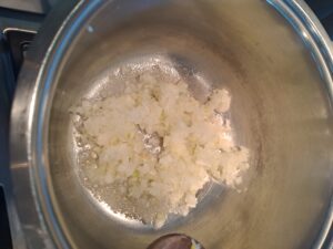 Zwiebel/Knoblauch in Butter rösten