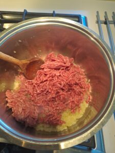 Faschiertes zur glasigen Zwiebel in den Topf