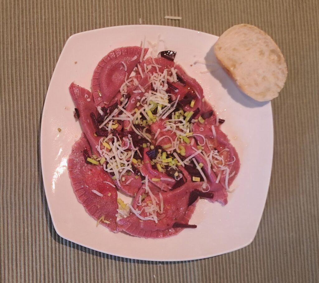 Rote Beete Teigtaschen mit Gorgonzola angerichtet