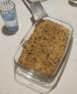 apple crumble auf dem Tisch als Ganzes servieren