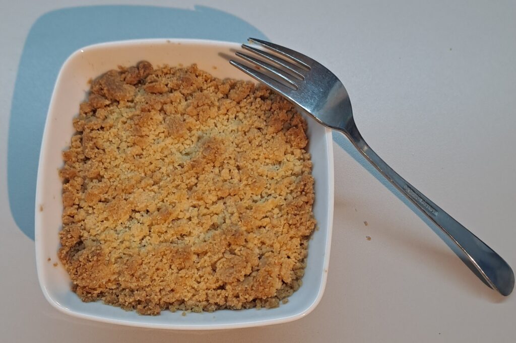 Apple crumble angerichtet