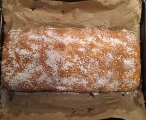 abgekühlter Apfelstrudel mit Staubzucker bestreut