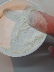 zum Rand zudrücken Finger bemehlen