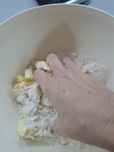Zutaten mit der Hand kneten