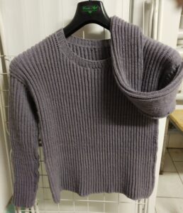 grauer Pullover im Halbpatentmuster gearbeitet