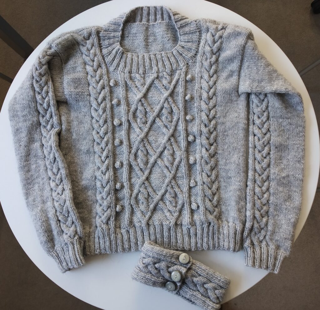 Damenpullover Zopfmuster und passendem Stirnband
