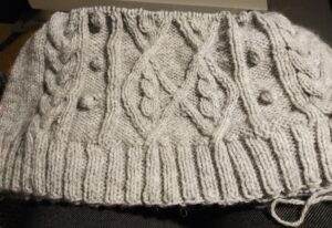 mitten im Zopfmuster stricken