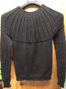 grauer Damenpullover  von oben nach unten gestrickt, Hälfte Zopfmuster